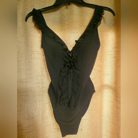 NWOT Black w/ruffle 1 piece swimsuit Profile by Gottex SZ 6 - Picture 1 of 5